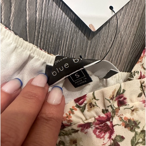 NWT - Cropped off shoulder blouse - Picture 2 of 2